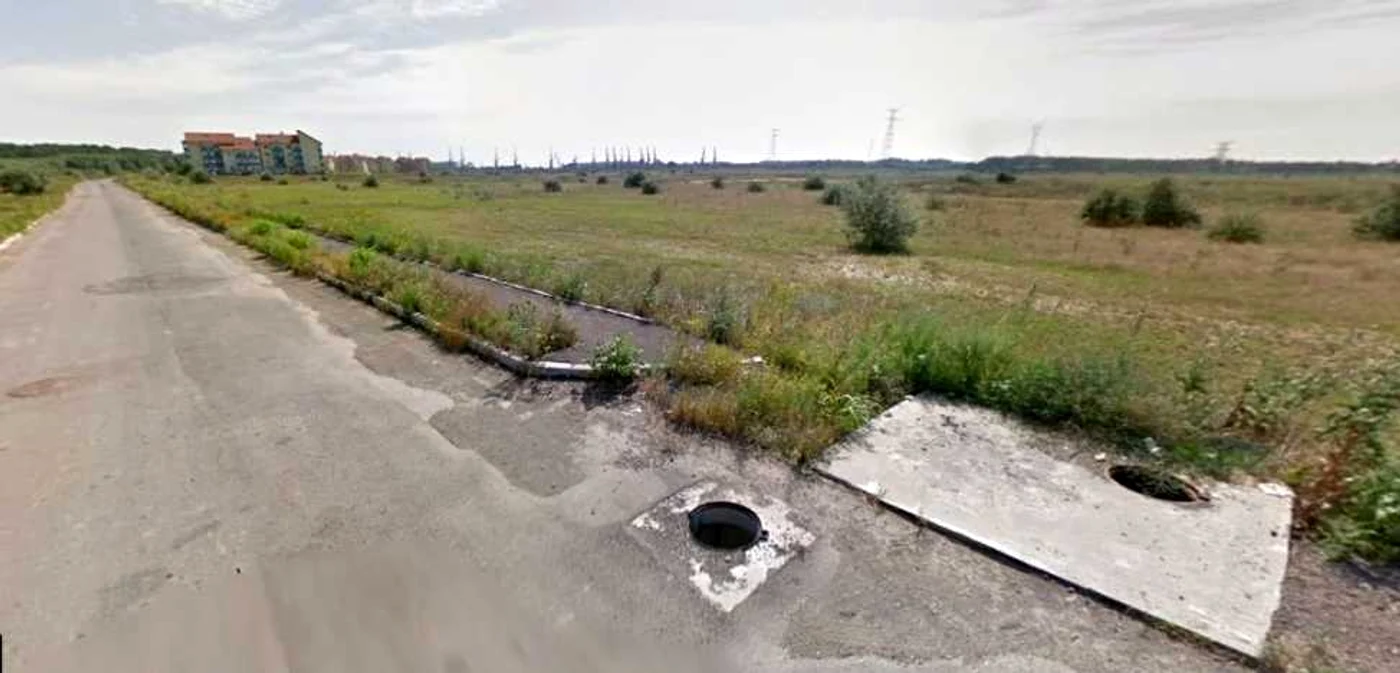Strada continuă, ilogic, şi la 1,5 kilometri distanţă de blocuri, prin tarla.