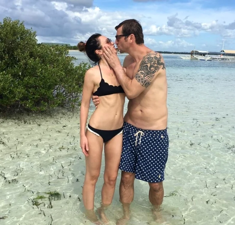 Maria și Alin, pe plajă, în Filipine Sursă foto: Arhivă personală
