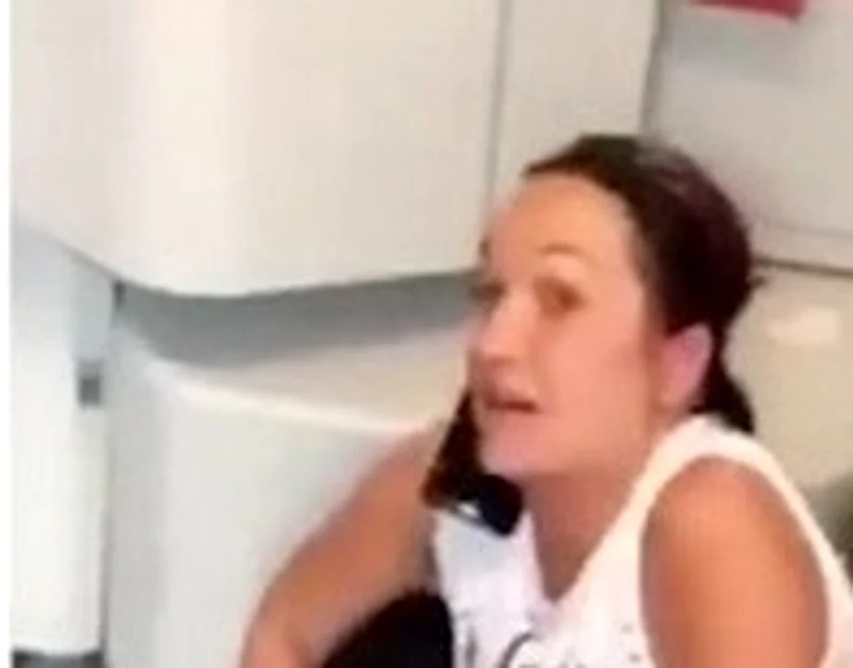 
    Femeia s-a urinat sub ochii pasagerilorcaptură video  