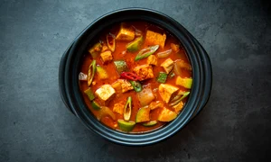 Tocanita coreeana cu tofu  Sursa foto shutterstock 2697728329 jpg