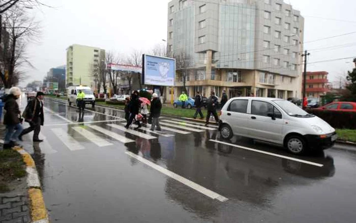 Femeia a suferit răni uşoare şi fost transportată la spital