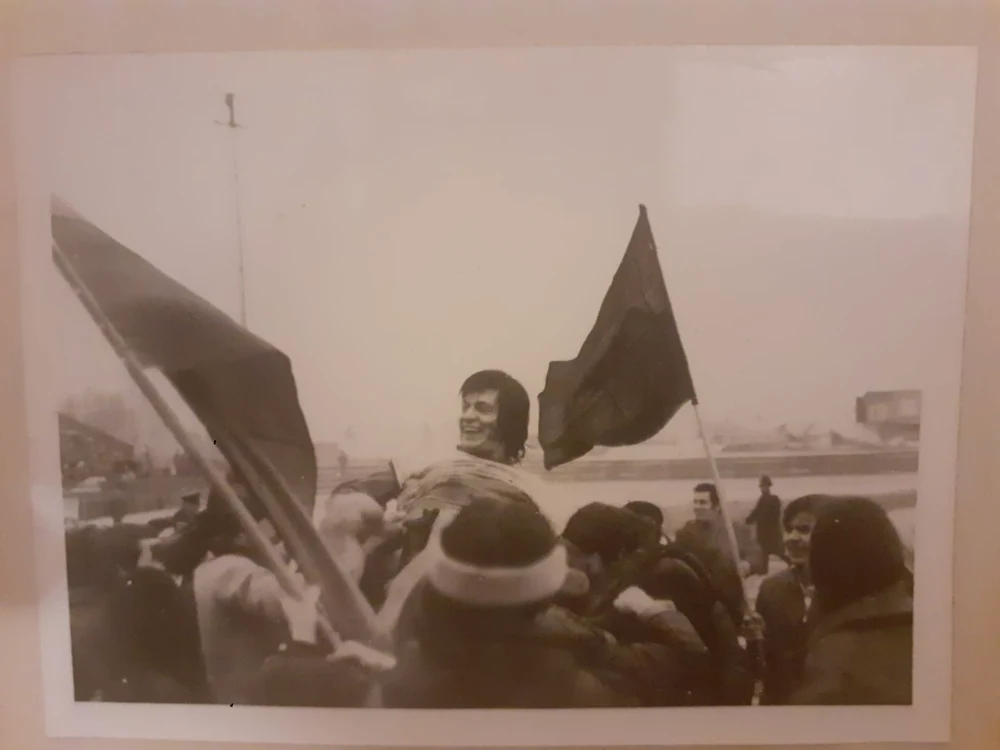 Vlad, dus pe brațe de suporterii orădeni  FOTO Colecția personală
