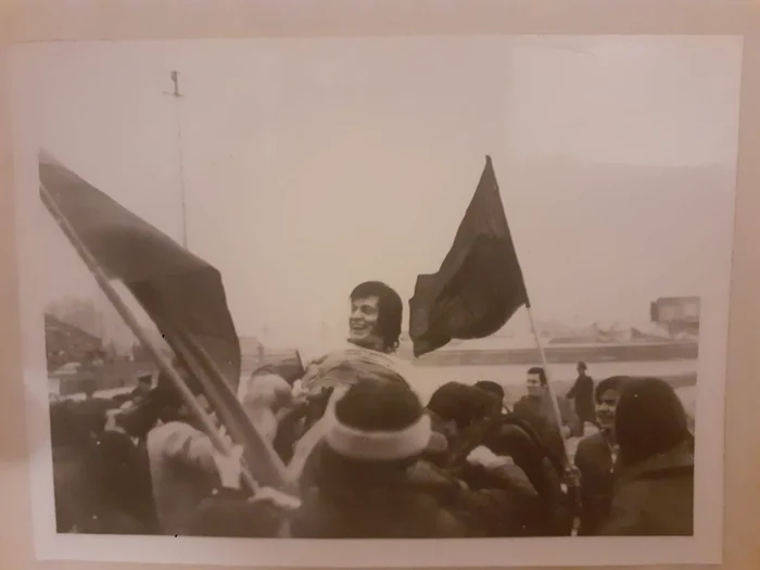 Vlad, dus pe brațe de suporterii orădeni FOTO Colecția personală