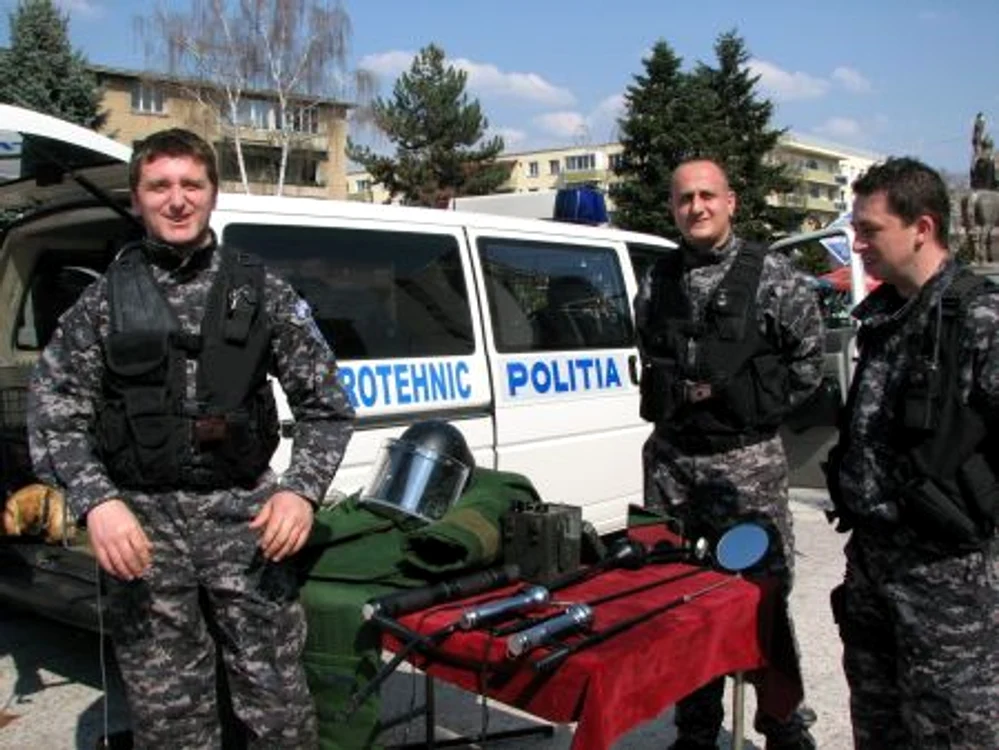 Hunedorenii curioşi au putut admira dotarea poliţiştilor