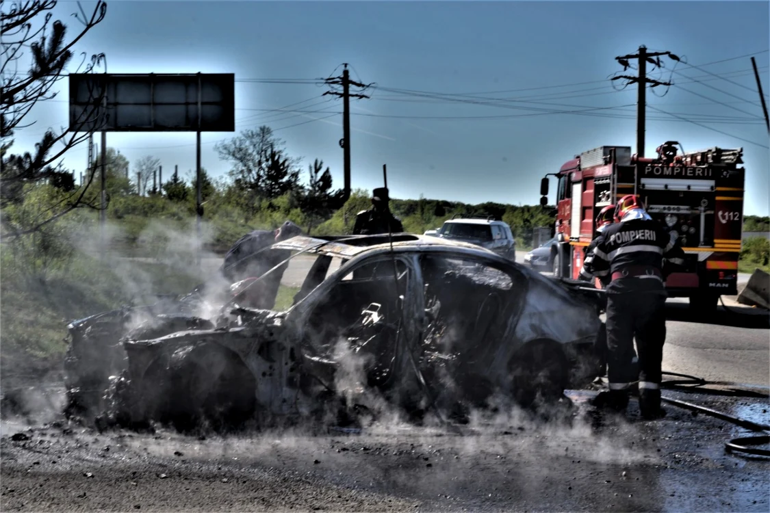 Automobilul BMW a ars complet. Şoferul a scăpat cu o sperietură FOTO Ion Surdu