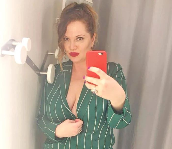 
    Oana Lis şi-a permis  doar să se pozeze în  frumosul costum   