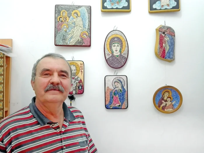 
    Meşterul clujean şi câteva dintre icoanele sale originaleFoto: "Adevărul"  