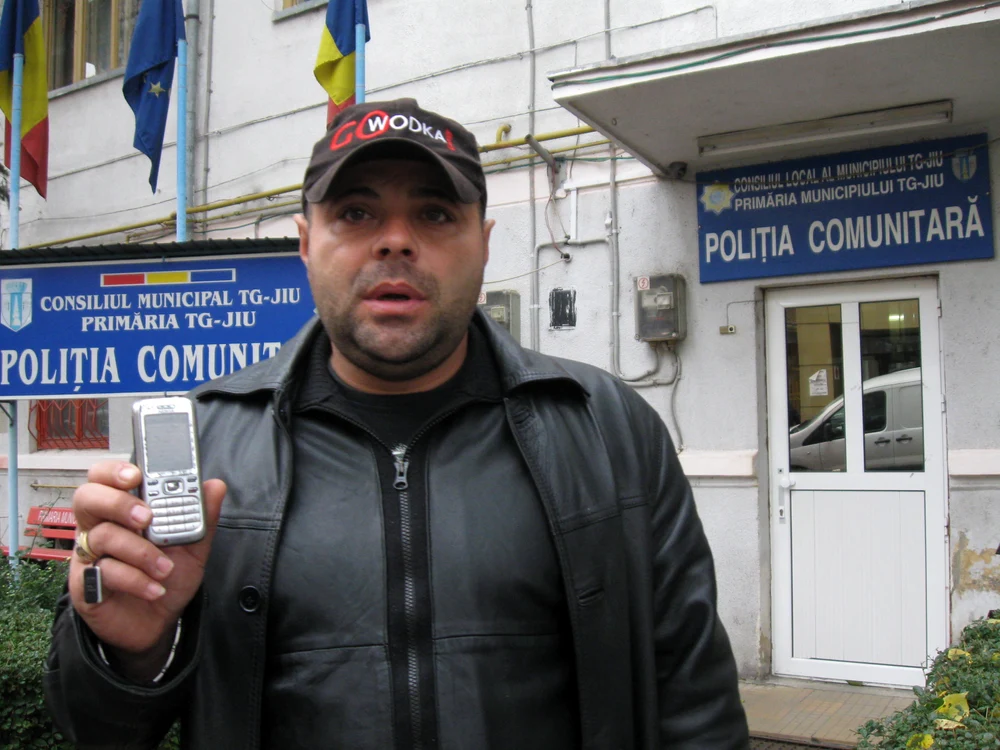 Bărbatul primeşte mesaje de la recuperatori, dar nu are cu ce să plătească rata