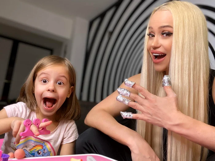 Anda Adam împreună cu fetița ei, Evelin