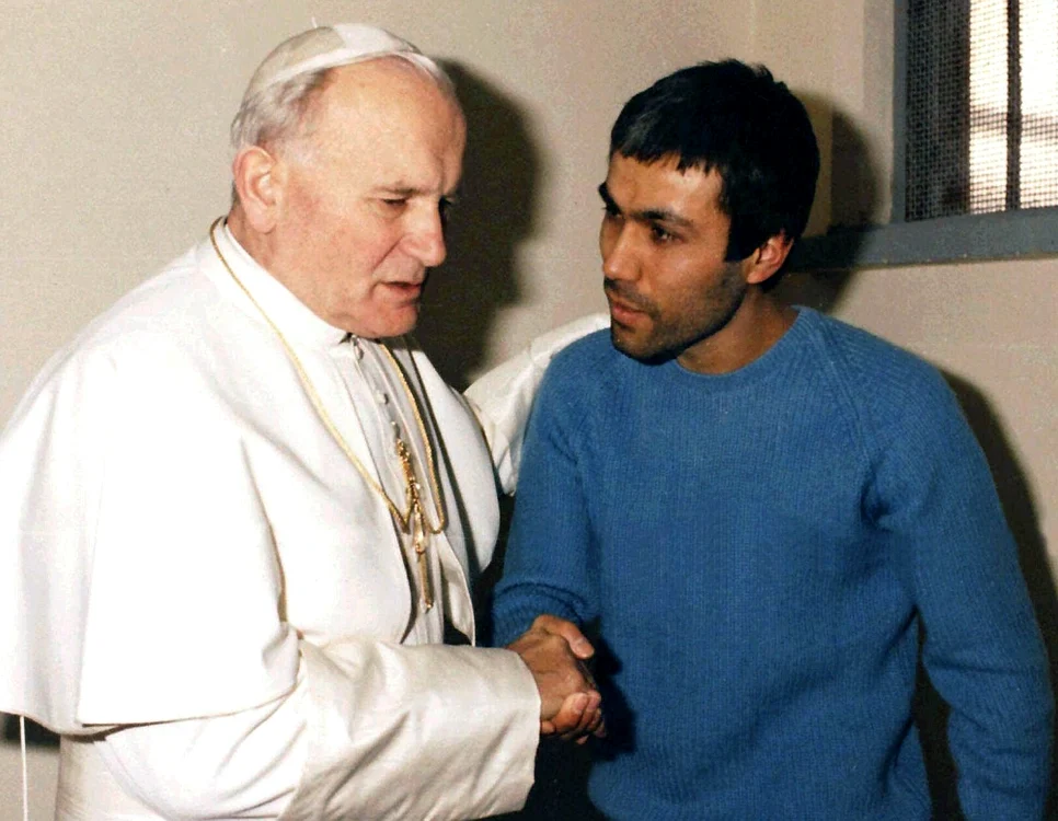 Papa Ioan Paul al II-lea l-a vizitat pe Mehmet Ali Agca în închisoare în data de 27 decembrie 1983