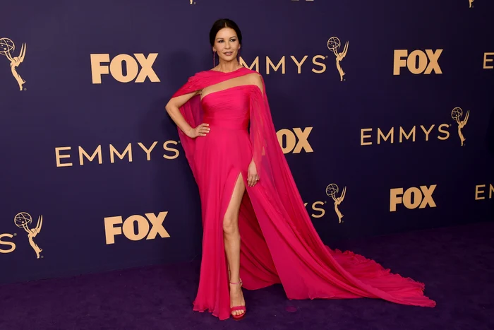 Catherine Zeta_jones a strălucit pe covorul roșu de la gala Premiilor Emmy, de acum o săptămânăfoto: Guliver/Gettyimages