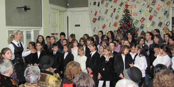 Copiii au cântat colinde în jurul bradului de Crăciun