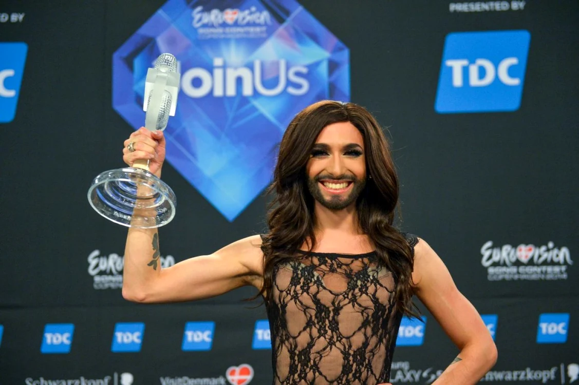 Conchita Wurst (25 de ani) a renăscut precum pasărea Phoenix pe scena Eurovisionului. FOTO EBU