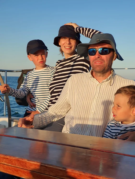 Eli Roman pe velier cu trei copii experienta in 5 pe mare (11) jpg