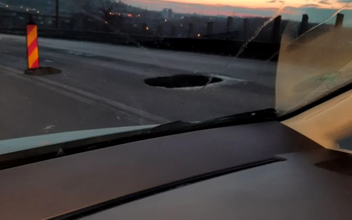 Deși groapa era semnalizată, o șoferiță nu a văzut-o la timp și a provocat un accidentFoto: adevarul.ro