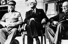 Iranul, revoltat după ce ambasadorii britanic şi rus s au pozat precum Churchill, Stalin şi Roosevelt, la prima lor întâlnire, în 1943 jpeg