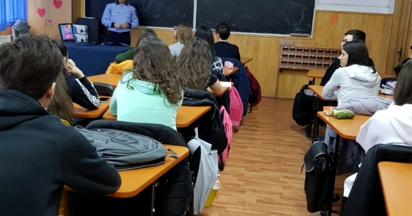 Poliţiştii au purtat discuţii şi cu liceenii FOTO IPJ Călăraşi