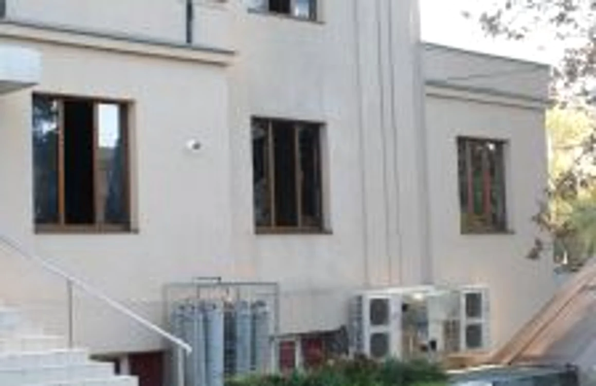 Geamurile clădirii au fost sparte de suflul incendiului