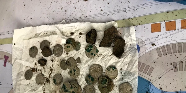 Monede din argint - groşi polonezi şi taleri saxoni descoperite în mai 2021 la Vlădeşti - Vâlcea de căutătorii de comori Foto Adevărul - credit Adrian Cosac