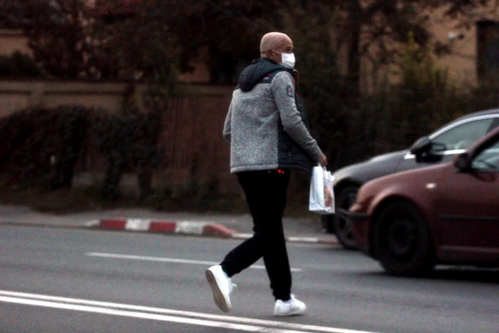 Când nu se ocupă de pub-ul din Centrul Vechi, Mugur Mihăescu se plimbă prin oraș și face sport