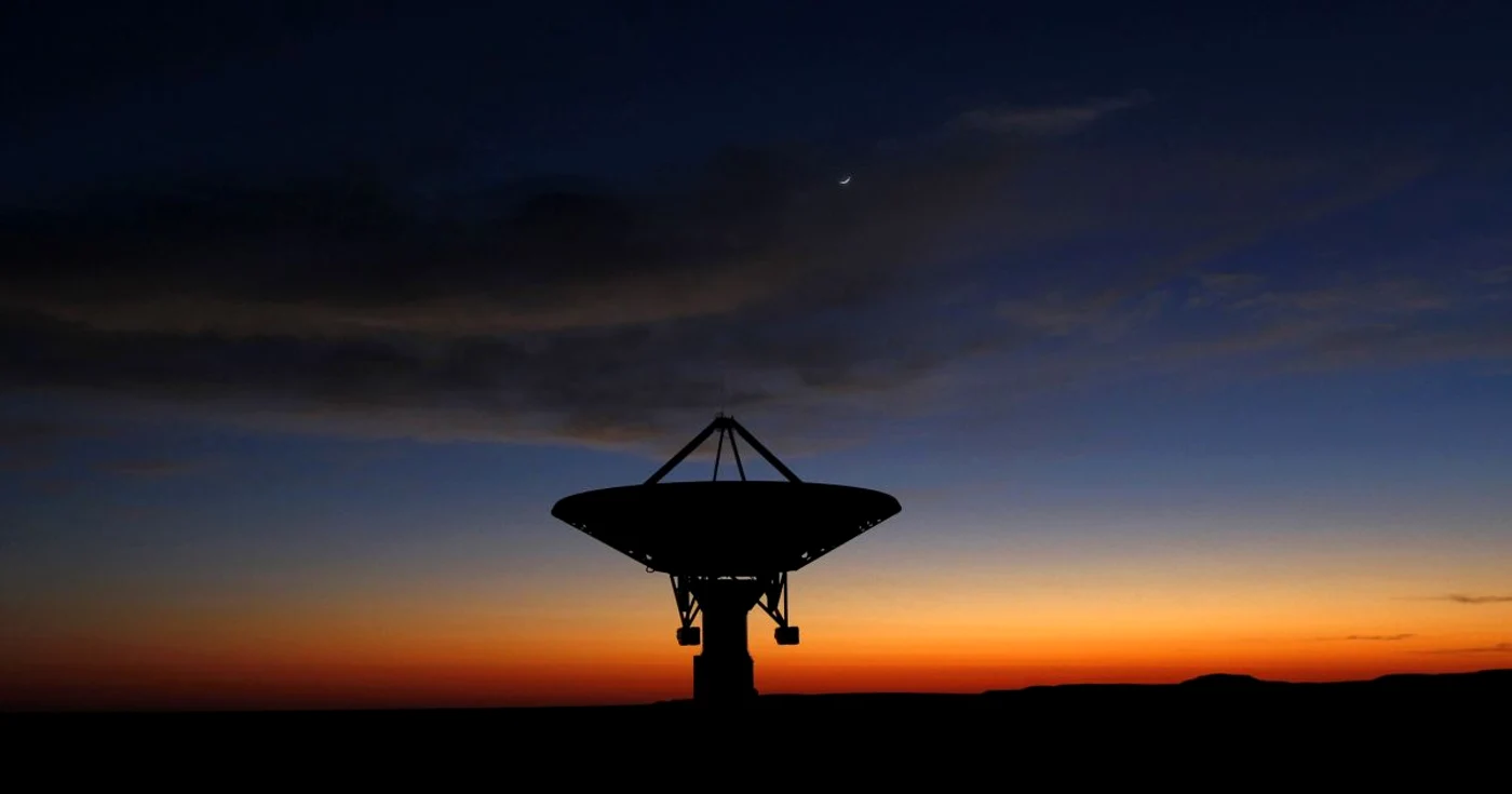  Soarele răsare peste telescopul sud-african KAT-7, un semn al răsăritului industriei spațiale africane.