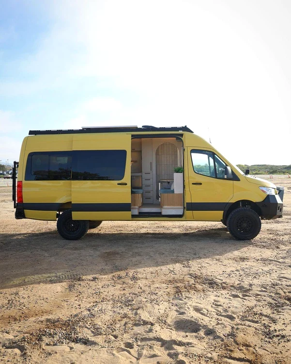 Tânăra și-a cumpărat o dubă pe care a transformat-o într-un spațiu locuibil / Sursă foto : Instagram