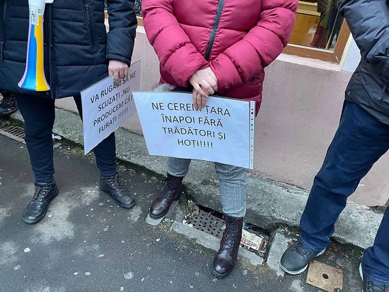 Proteste în stradă la Sibiu. Oamenii, revoltați de măsurile fiscale impuse de Guvern 