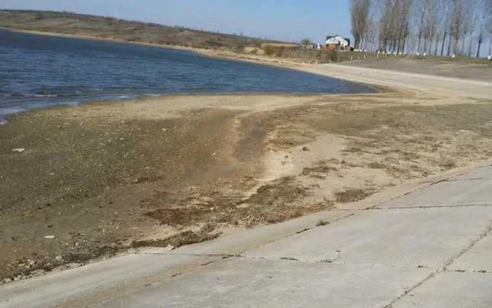 Nicelul apei barajului Râpa Albastră au scăzut alarmant FOTO Sabina Ghiorghe