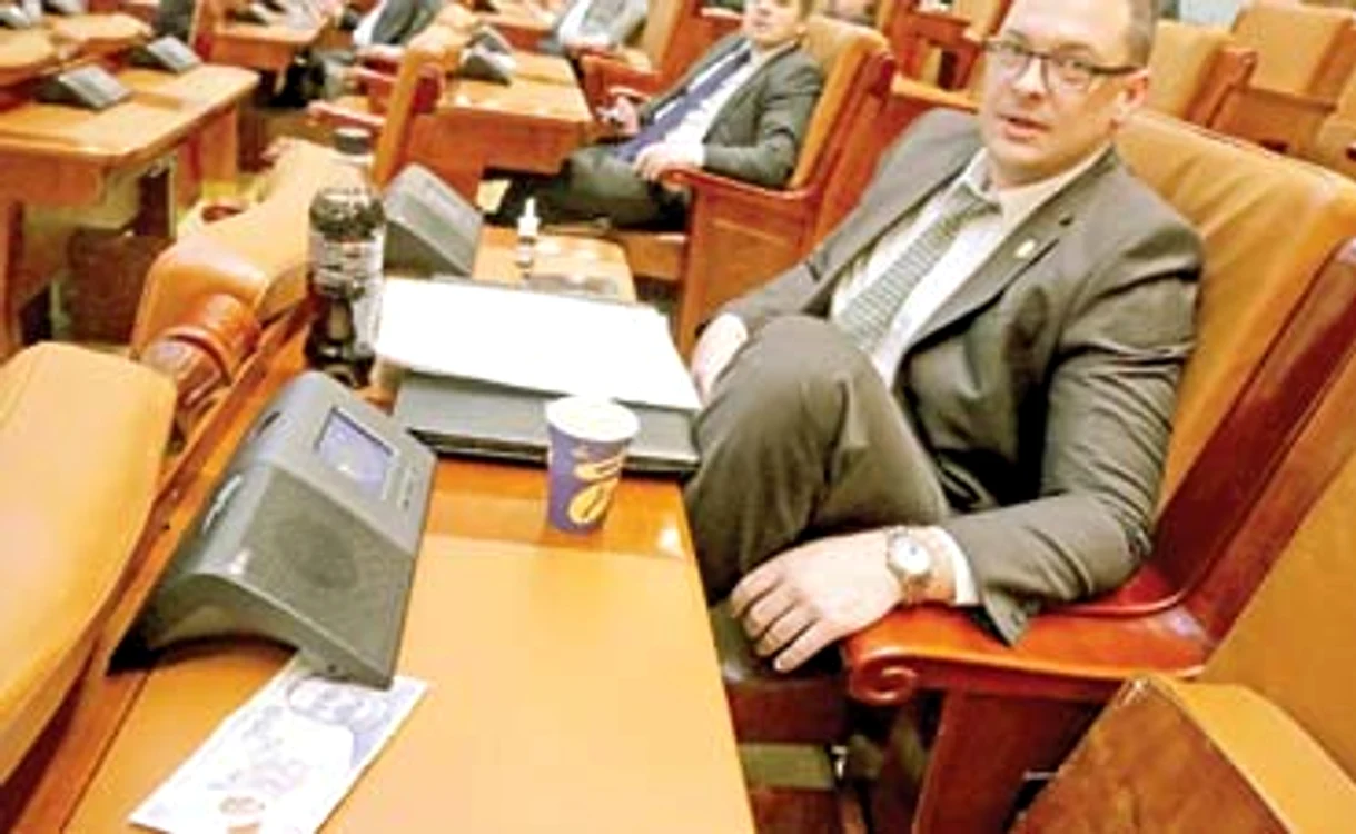 
    Deputatul Ovidiu Raeţchi  şi bancnota pe care  n-o revendică nimeni  