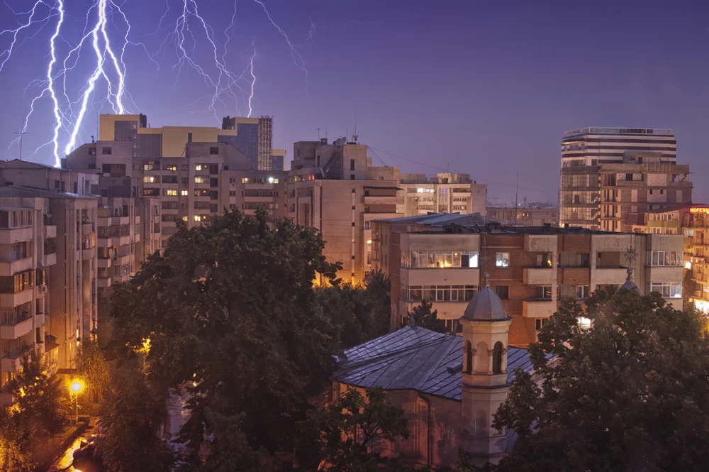 Averse torențiale, descărcări electrice și vijelii. Lista județelor care intră sub cod galben