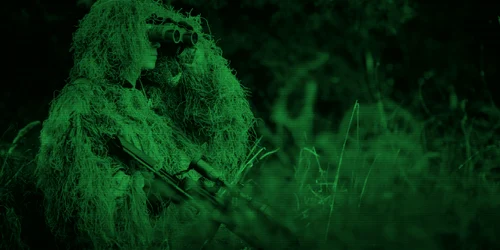 Soldat - infrarosu - binoclu vanatoare- FOTO Shutterstock