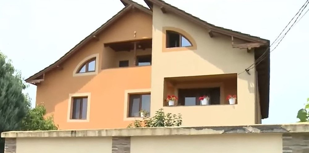 Azil ilegal descoperit într-o comună din Argeș. 16 bătrâni, înghesuiți și ținuți în mizerie