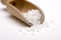 shutterstock 15927943 sare mare granule scafa lingura din lemn jpeg