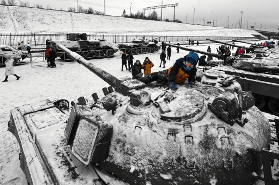 Tancuri sovietice din Ucraina, distruse de ruși în invazie, expuse la un muzeu dedicat celui de-Al Doilea Război Mondial, lângă Sank Petersburg