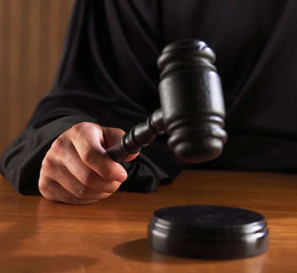 Un susținător al lui Călin Georgescu, obligat de instanță să plătească daune morale de 50.000 de lei, după ce a înjurat și amenințat un internaut pe Facebook