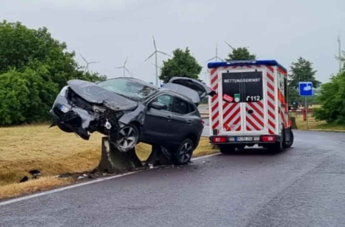 Mașina a ajuns pe un parapet FOTO: Poliția din Magdeburg