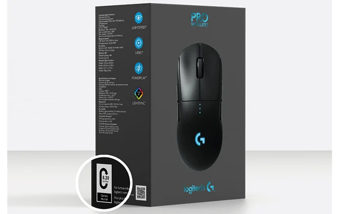 Ambalaj Logitech cu detalii despre amprenta de carbon a produsului.