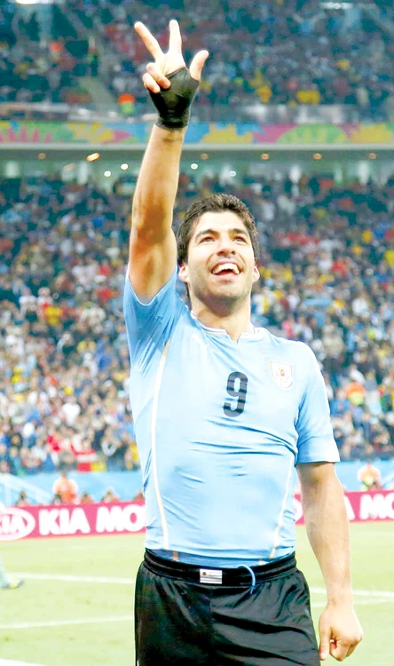 
    Suarez a devenit  mai cunoscut după  ce a muşcat din  adversar  