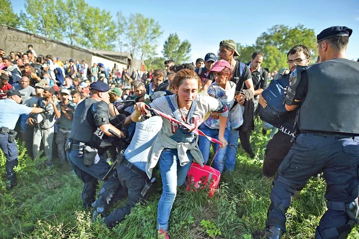 
    Refugiaţii au forţat  trecerea frontierei  dintre Serbia şi CroaţiaFoto: Guliver / Gettyimages  