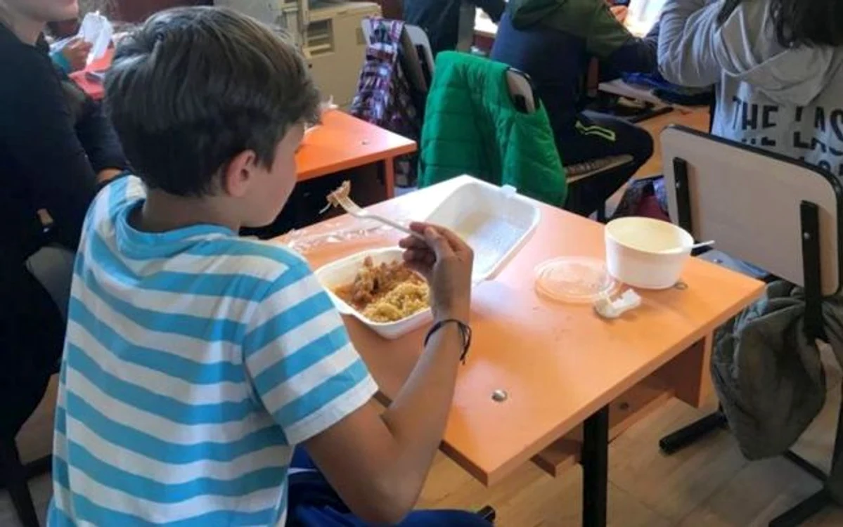 „Masa caldă”, un program care a dus la reducerea abandonului școlar. Foto: Arhiva Adevărul