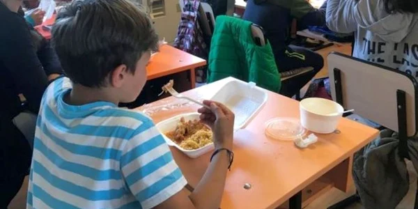 Programul Masă caldă la şcoală a dus la reducerea abandonului şcolar FOTO C Crângan
