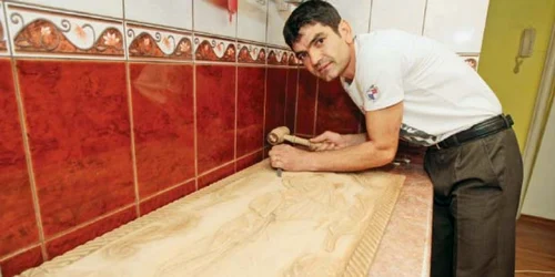 Ninel Cârciumaru sculptează în bucătăria de la bloc. Foto: Victor C. Boldîr. 