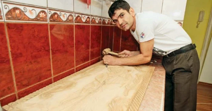 Ninel Cârciumaru sculptează în bucătăria de la bloc. Foto: Victor C. Boldîr. 