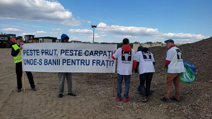 Pancarte cu mesaje: „Peste Prut, peste Carpaţi, unde-s banii pentru frați?” FOTO: Ziarul de Iași