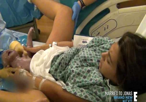Kourtney Kardashian şi-a transformat cele mai intime momente în show internaţional.
