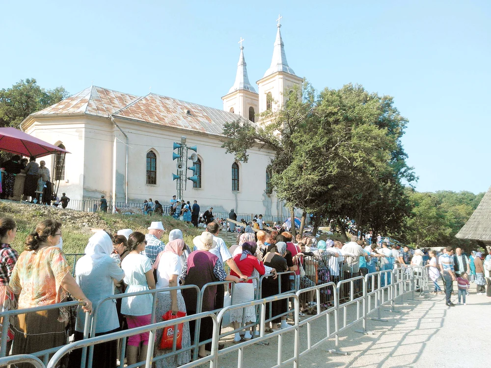 
    Mănăstirea Moisei. 30.000 de oameni se află aici, de Sfânta Maria. Despre icoana de la mănăstire, o copie a unei picturi de la Muntele Athos, există mărturii că ar fi vindecat mai multe persoane grav bolnave.  