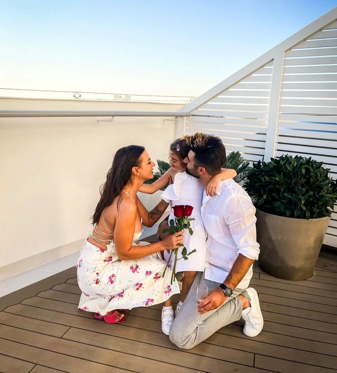 Zora este fetița celor doi. Jojo mai  are un băiat din prima căsnicie