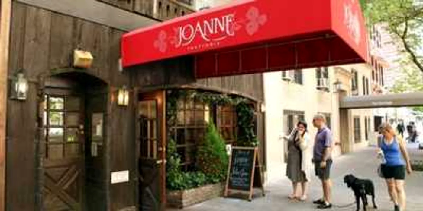 Localul se află în New York şi este frecventat de multe vedete, printre care şi Katie Holmes 