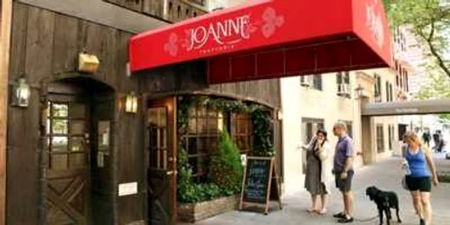 Localul se află în New York şi este frecventat de multe vedete, printre care şi Katie Holmes 