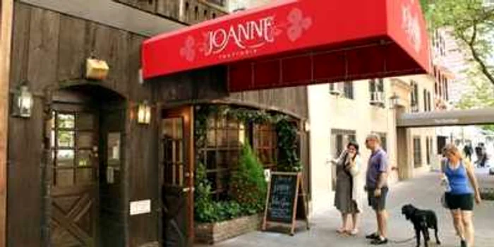 Localul se află în New York şi este frecventat de multe vedete, printre care şi Katie Holmes 